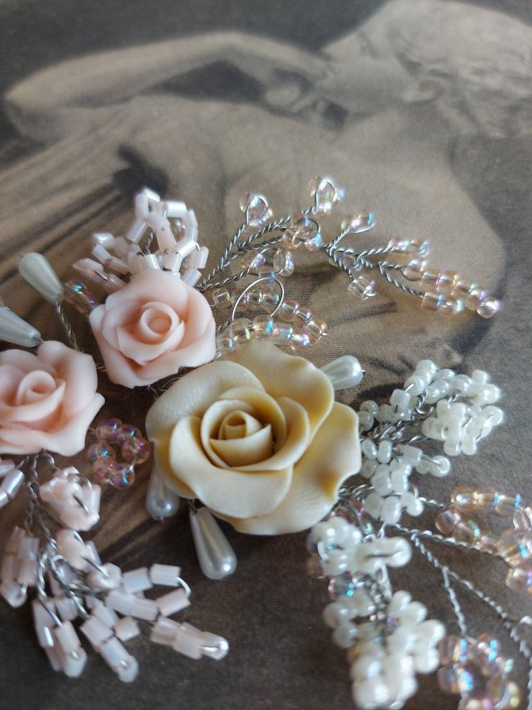 Шпильки, веточки в прическу...Мелкий бисер и стеклярус- сама невесомость и нежность. Цветы из холодного фарфора. Цвет на заказ.