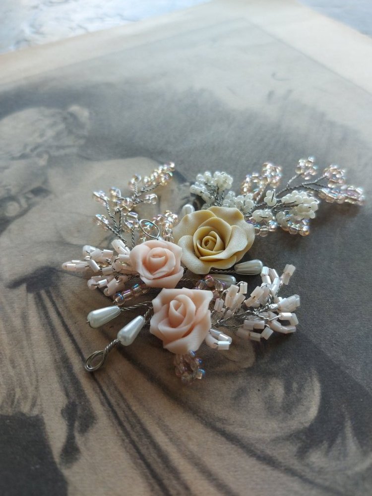 Шпильки, веточки в прическу...Мелкий бисер и стеклярус- сама невесомость и нежность. Цветы из холодного фарфора. Цвет на заказ.