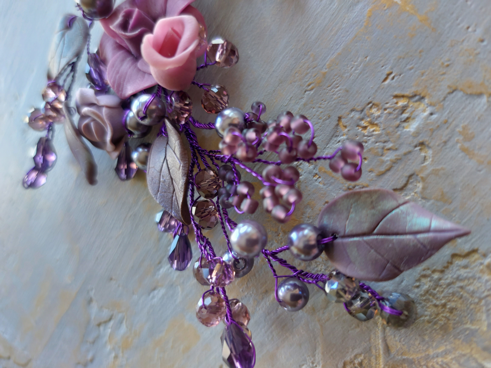 Шпильки, веточки в прическу...Мелкий бисер и стеклярус- сама невесомость и нежность. Цветы из холодного фарфора. Цвет на заказ.