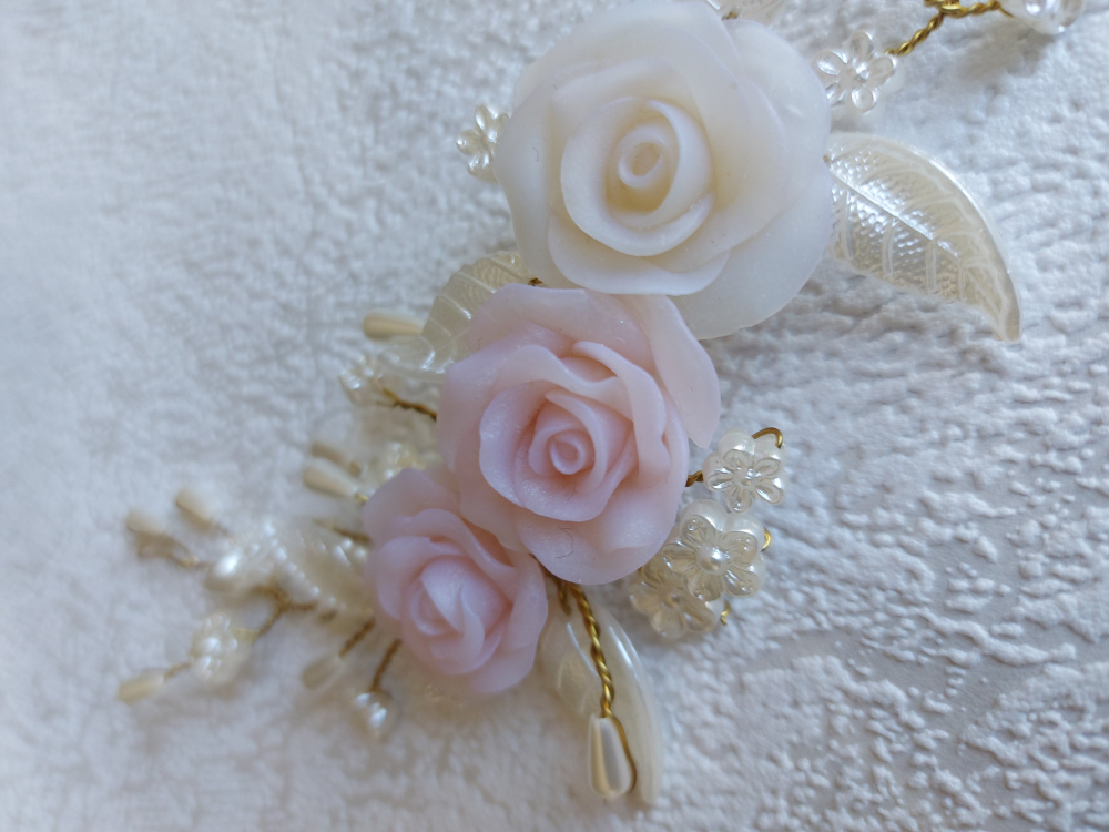 Веточка в прическу. Розочки из полимерной глины. Бусины. Бижутерная проволока.