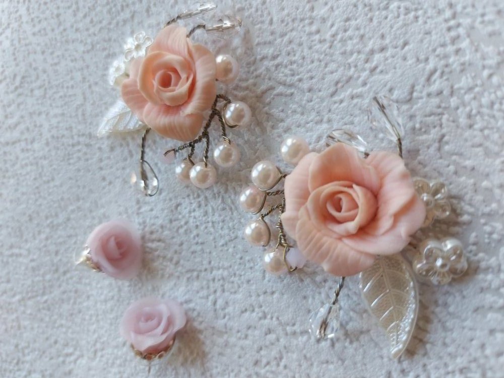 Серьги-пуссеты. Холодный фарфор.Бусины. Бижутерная проволока.