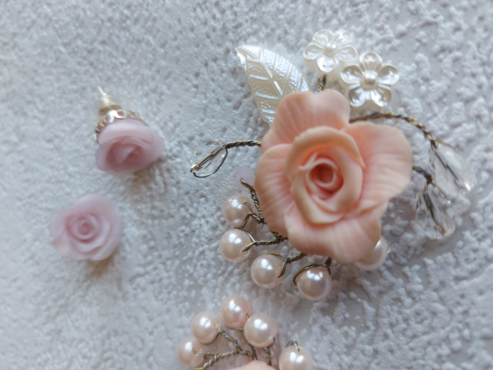 Серьги-пуссеты. Холодный фарфор.Бусины. Бижутерная проволока.