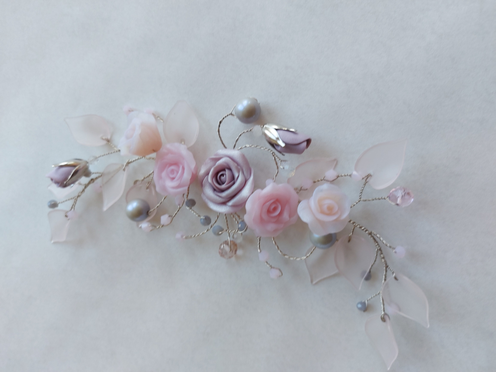 Веточка в прическу. Розочки из полимерной глины. Бусины натурального жемчуга. Бижутерная проволока.