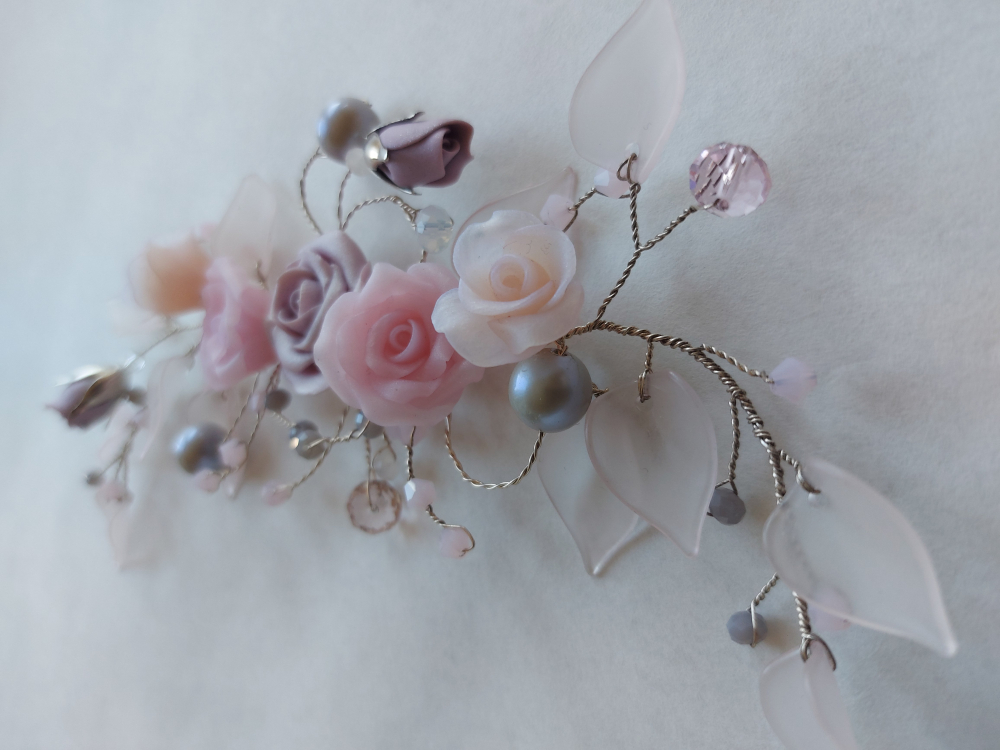 Веточка в прическу. Розочки из полимерной глины. Бусины натурального жемчуга. Бижутерная проволока.