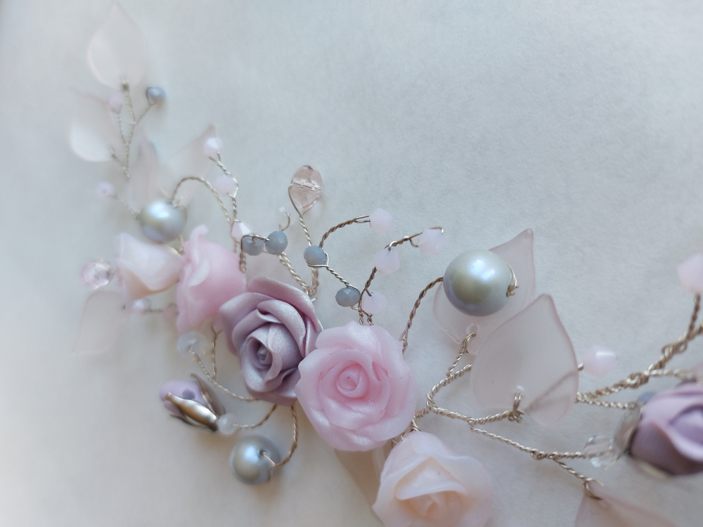 Веточка в прическу. Розочки из полимерной глины. Бусины натурального жемчуга. Бижутерная проволока.
