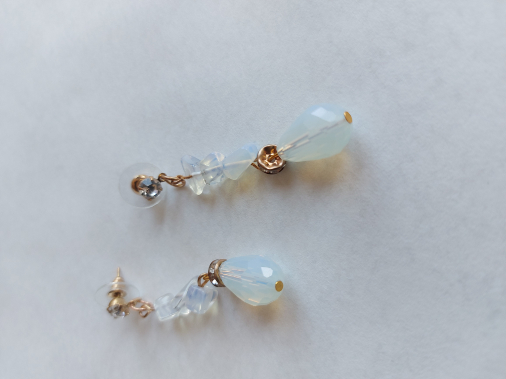 Серьги. Опаловые капли. Полудрагоценная опаловая крошка. Фурнитура под "старое золото".