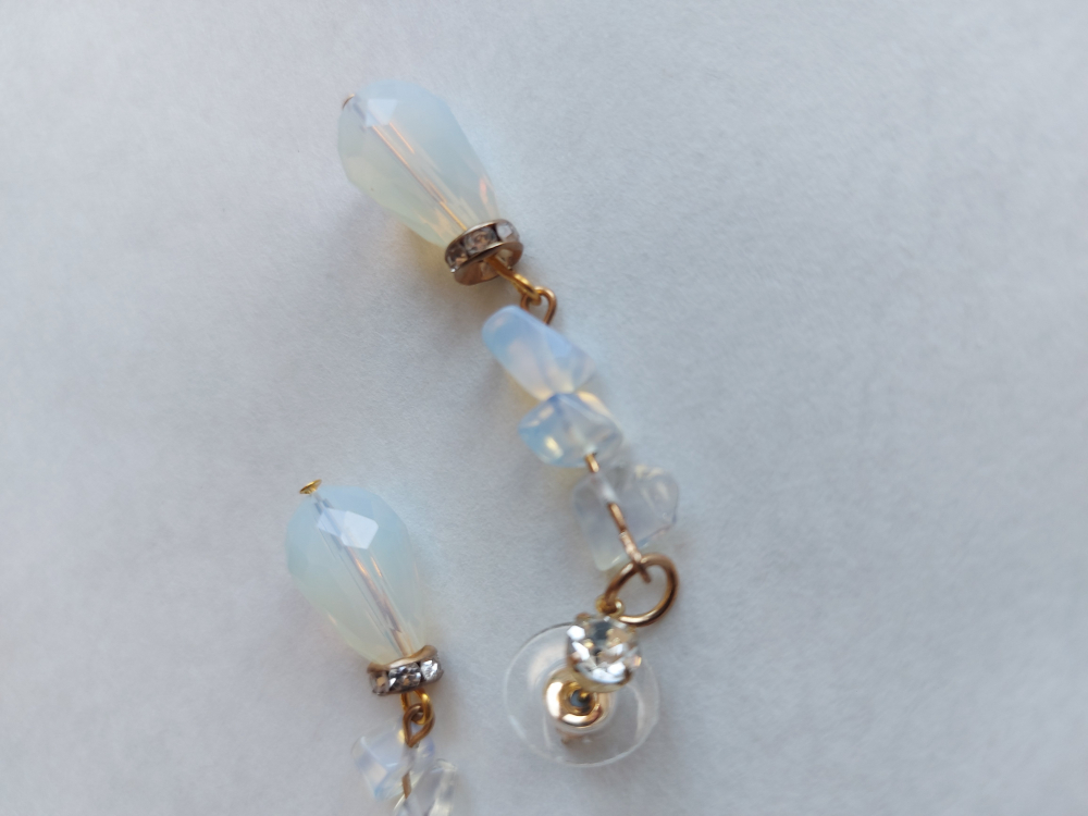 Серьги. Опаловые капли. Полудрагоценная опаловая крошка. Фурнитура под "старое золото".