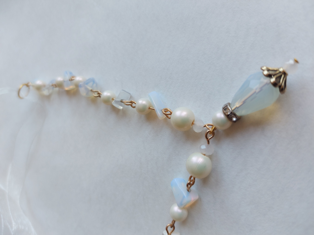 Колье. Опаловые капли. Полудрагоценная опаловая крошка. Фурнитура под "старое золото".