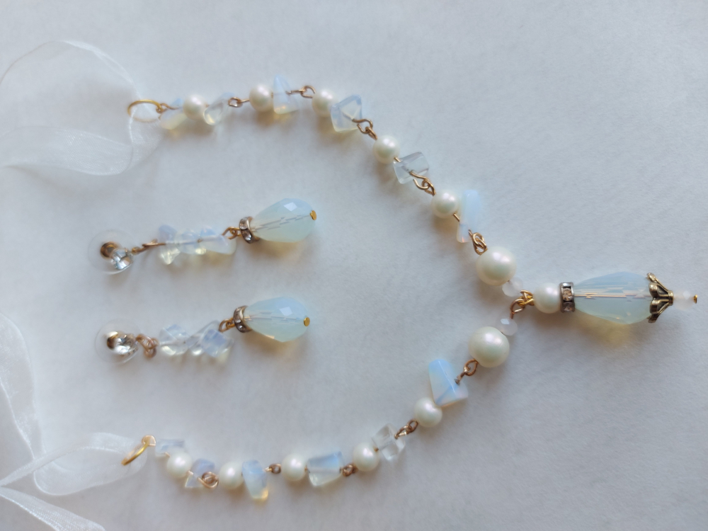 Колье.Серьги. Опаловые капли. Полудрагоценная опаловая крошка. Фурнитура под "старое золото".