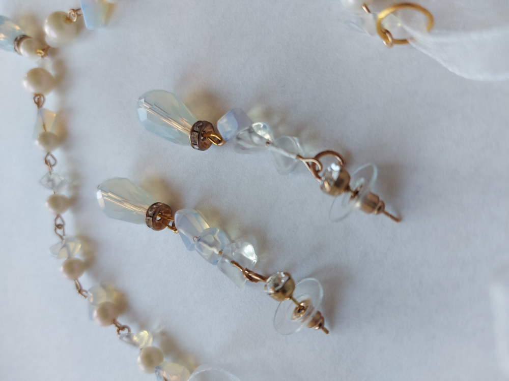 Колье.Серьги. Опаловые капли. Полудрагоценная опаловая крошка. Фурнитура под "старое золото".