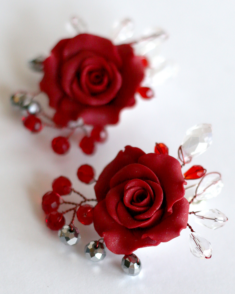 Серьги. Розы из холодного фарфора. Стразовые бусины. Бусины. Ювелирная проволока.