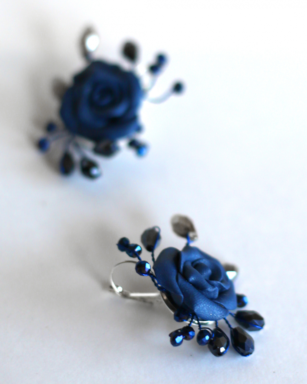 Серьги. Розы из холодного фарфора. Стразовые бусины. Бусины. Ювелирная проволока.