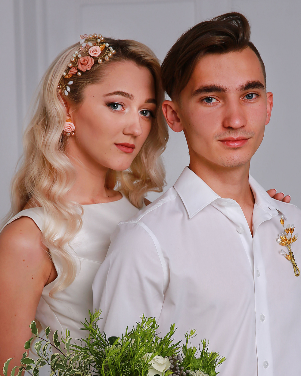 Украшение в прическу. Розы и листочки из холодного фарфора. Бусины под жемчуг.Ювелирная проволока. Крепится в прическу шпильками и невидимками.Бутоньерка для жениха.