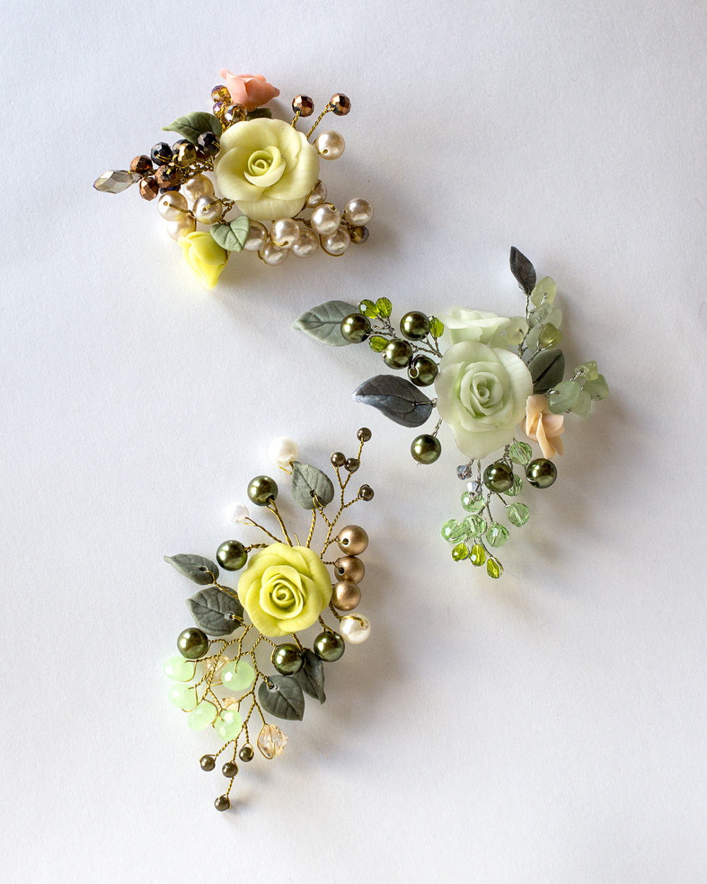 Брошки-малышки. Розы и листики из холодного фарфора. Ювелирная проволока. Бусины и бисер. Металлическая основа.