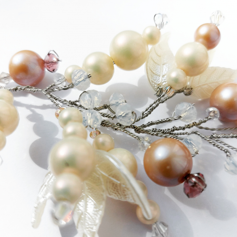 Веточка в прическу.