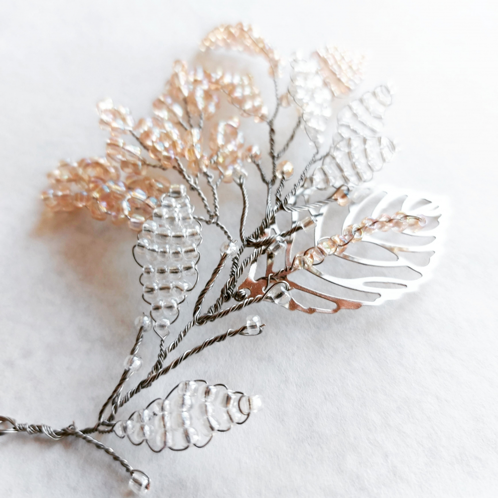 Веточка в прическу.