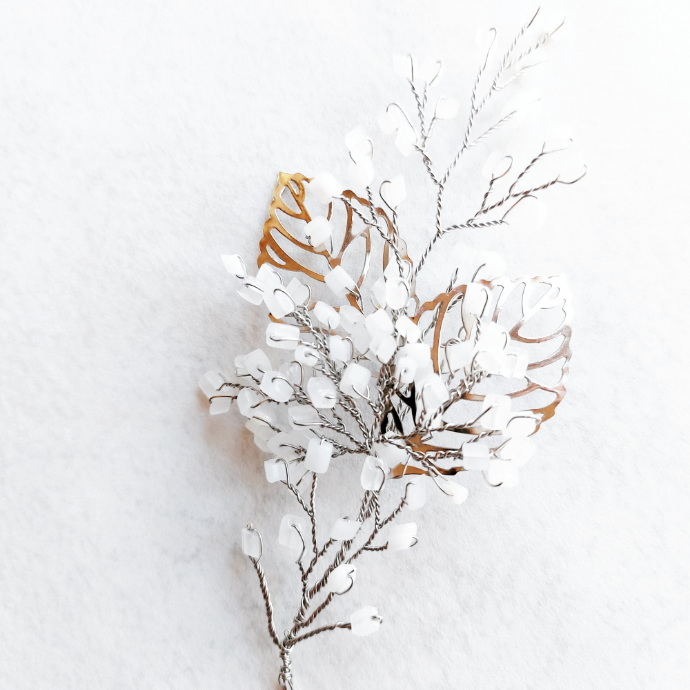 Веточка в прическу.