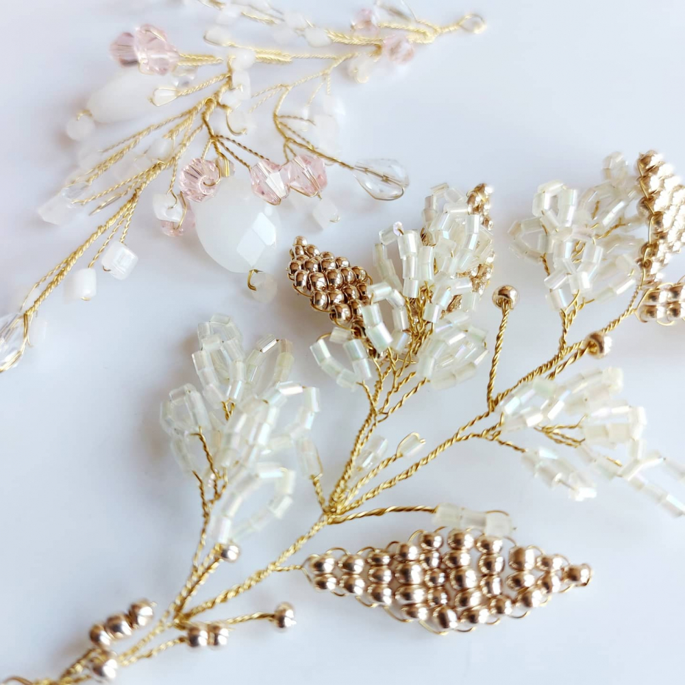 Веточка в прическу.