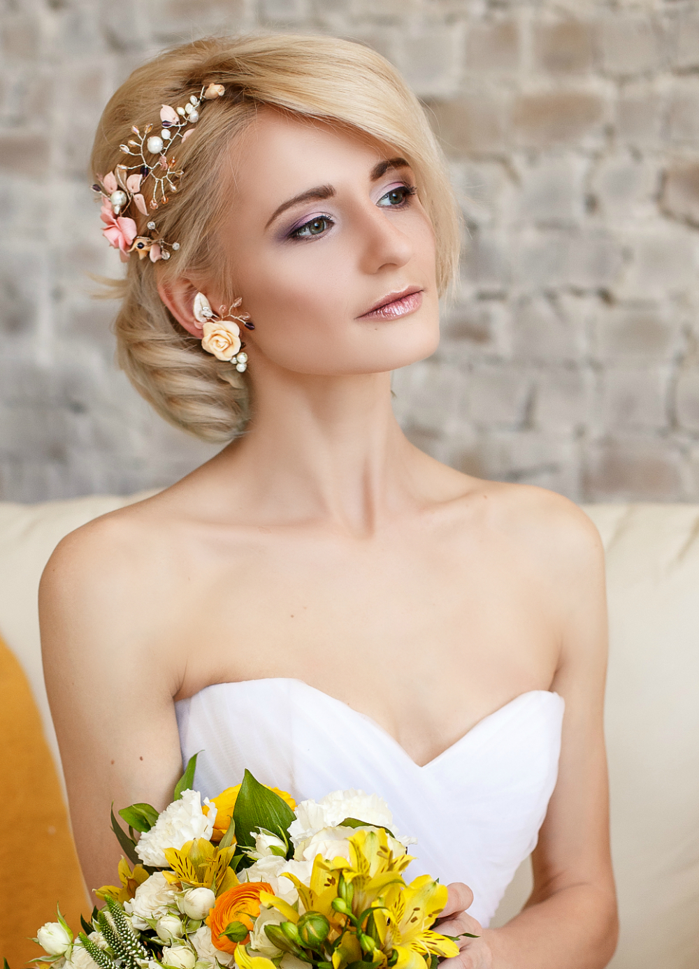 Невеста выбрала комплект. Украшение прически и серьги.