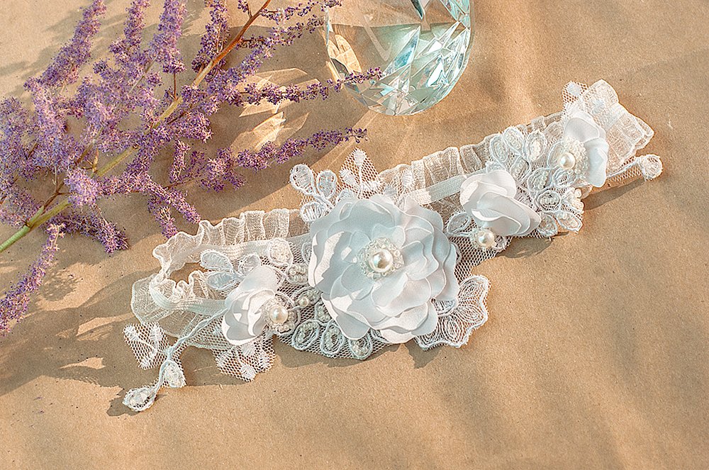 Кружевная подвязка с цветами в европейском стиле