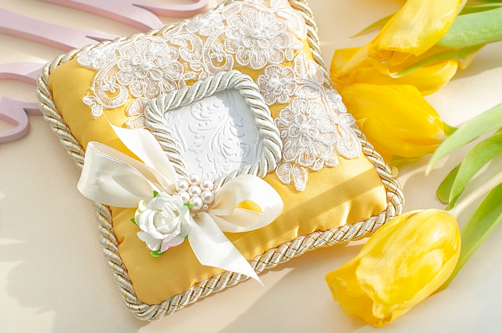 Свадебная желтая плоска подушечка для колец Lillas.ru