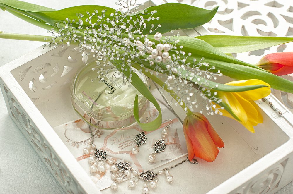 Диадема "Сахарный жемчуг". 
Жемчуг, стеклярус, чешское стекло, шпилька. И украшения из жемчуга