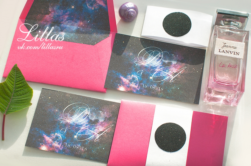 Свадебные приглашения в конверте цвета фуксия космос от Lillas.ru