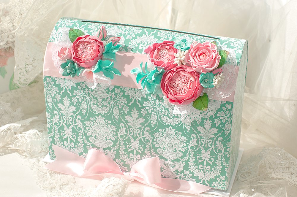 Мятная казна на свадьбу с декором цветами из полимерной глины