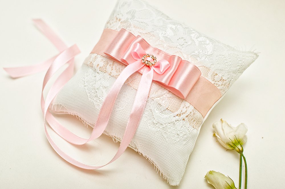 Подушечка для колец с розовыми лентами и кружевом 