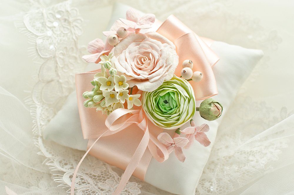 Подушечка для колец молодоженов с цветами из полимерной глины в персиковых тонах