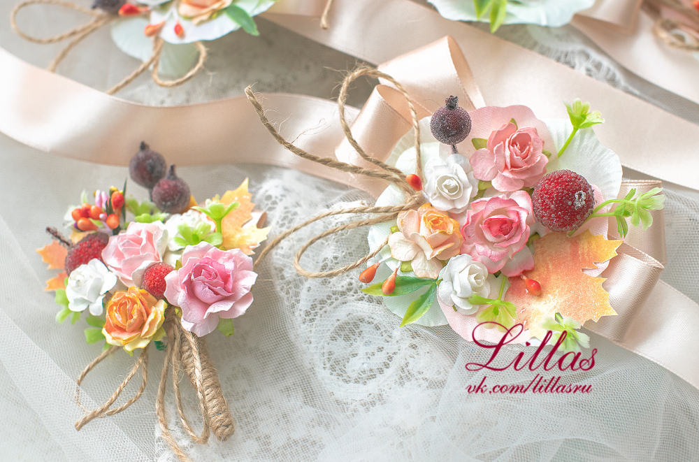 Бутоньерка и браслеты для подружек невесты от Lillas.ru