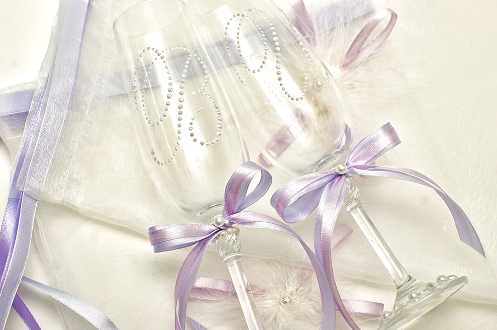 Бокалы молодоженов с жемчужными инициалами молодоженов. На сиреневую свадьбу.
