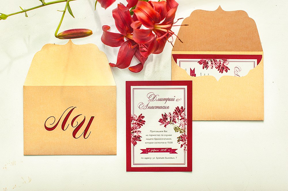 Бордовые свадебные приглашения в золотом конверте с вырезанными инициалами молодоженов 