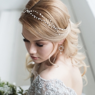 Веточка в волосах