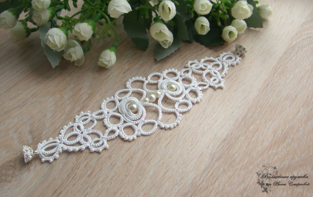 Свадебный браслет "Катерина" выполнен в старинной технике узелкового кружева - фриволите.
Браслет очень легкий и почти не чувствуются на руке, при этом они отлично держит форму, за счет специализированных ниток.
Выполнен в белом цвете.
Возможно исполнение в других цветах.
Станет отличным комплектом к серьгам "Катерина"