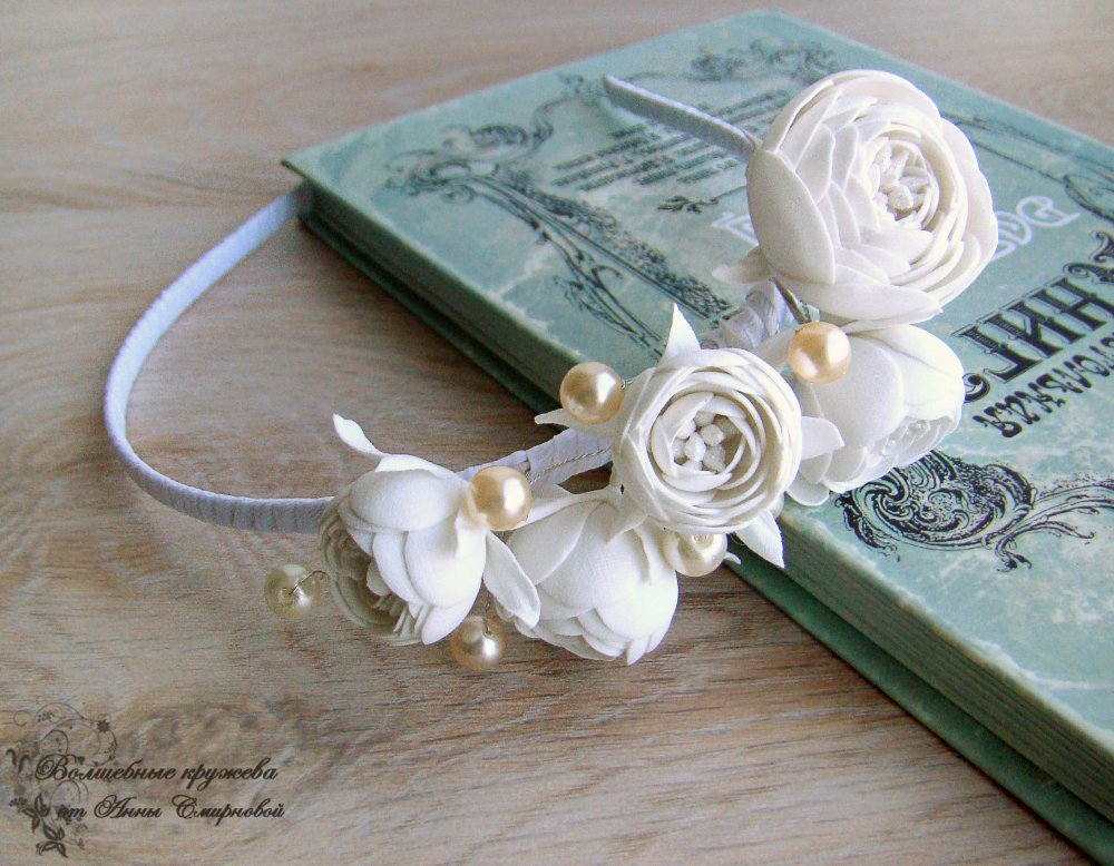 Ободок "Флоренция" изготовлен из фоамирана, очень легкий, не боится падений и воды.
Цвет белый. Возможно исполнение в другом цвете.