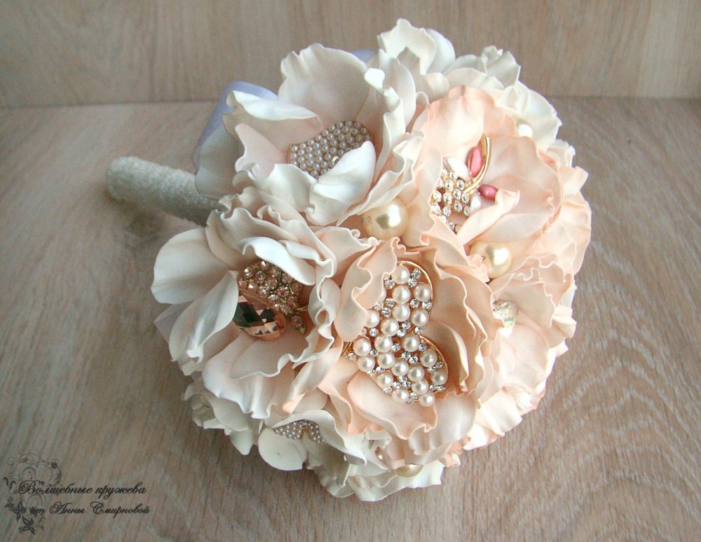 Брошь-букет для невесты.
Диаметр букета 17-18 см., длина 25 см. 
Вес всего 200 грамм.