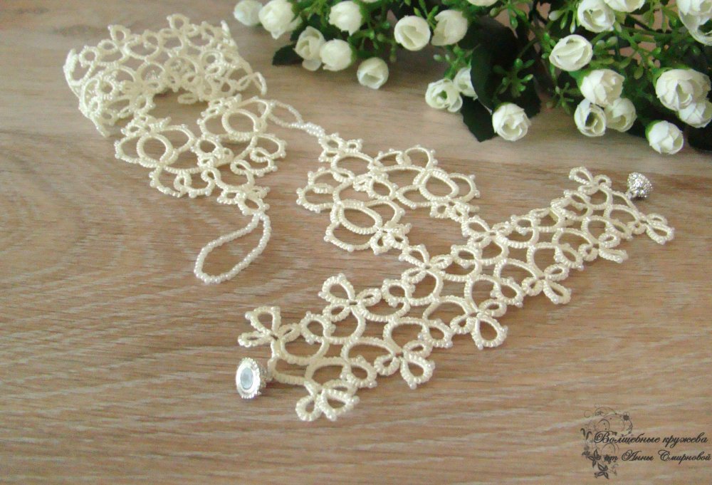 Митенки "Первый поцелуй" выполнены в технике старинного узелкового кружева - фриволите. Украшены чешским бисером.
Нежное кружево выгодно подчеркнет красоту невесты в этот важный для нее день.

Могут быть выполнены в другом цвете.