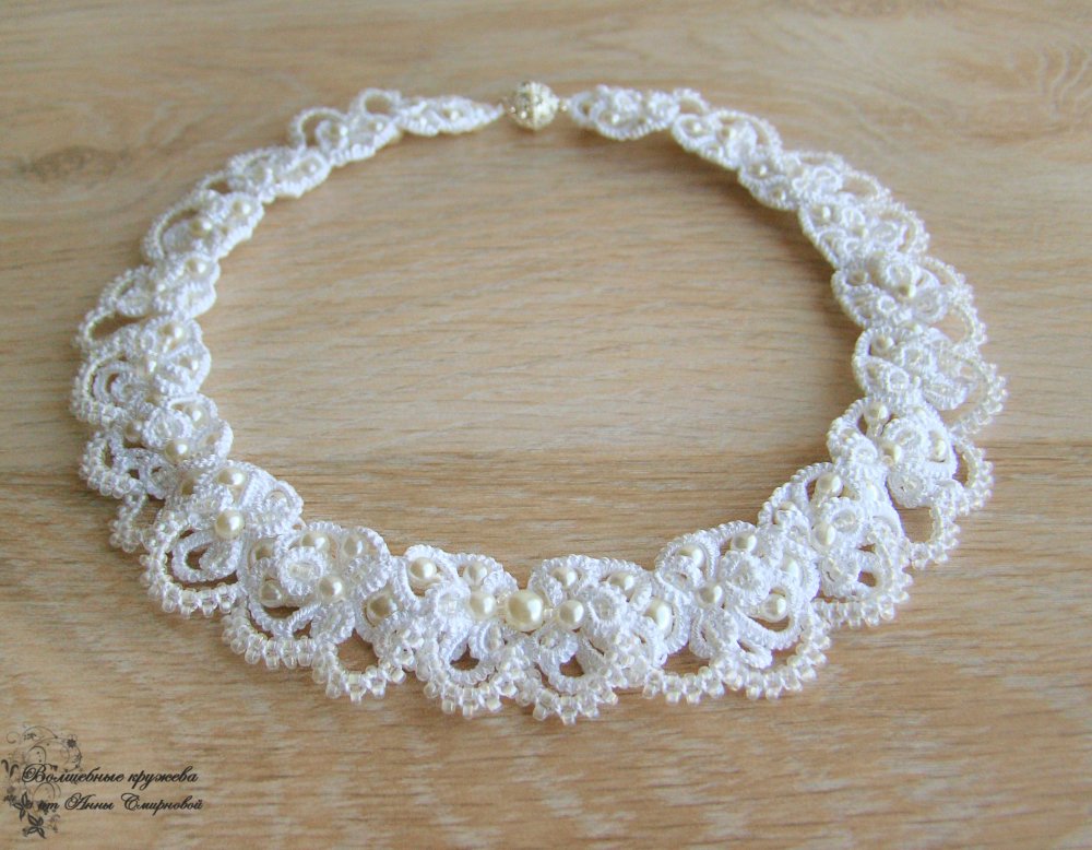 Колье свадебное "Мария" выполнено в старинной технике узелкового кружева - фриволите.
Украшено чешским бисером и стеклянными бусинами под жемчуг.
Длина колье небольшая всего 40-41 см и оно ложится под шею.
Свадебное колье сплетено из ниточек - полиэстер., поэтому отлично держит форму, не требует подкрахмаливания и легко чистится.

Возможно исполнение в другом цвете.