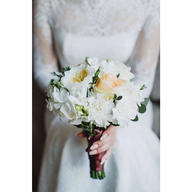 Розы двух видов, гвоздика, фрезия