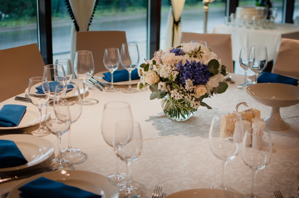 Композиция на стол для гостей, ресторан "Гуси-Лебеди".