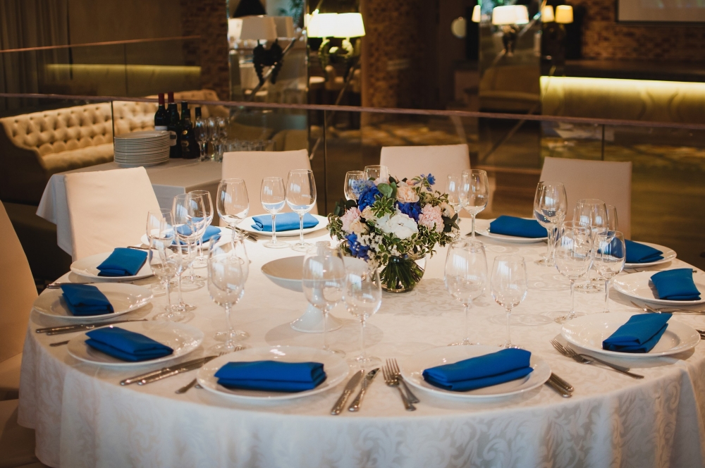 Композиции на столы для гостей, ресторан "Гуси-Лебеди".