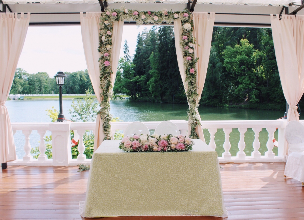 Полевая свадьба в Снегирях, президиум - эвкалипт, гипсофила, пионы, хедера