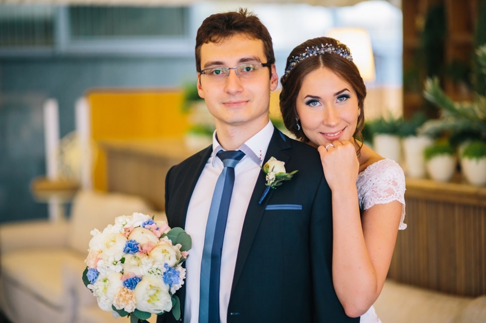 Букет невесты с пионами, диантусом, дельфиниумом и эвкалиптом.