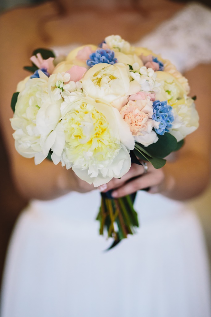 Букет невесты с пионами, диантусом, дельфиниумом и эвкалиптом.