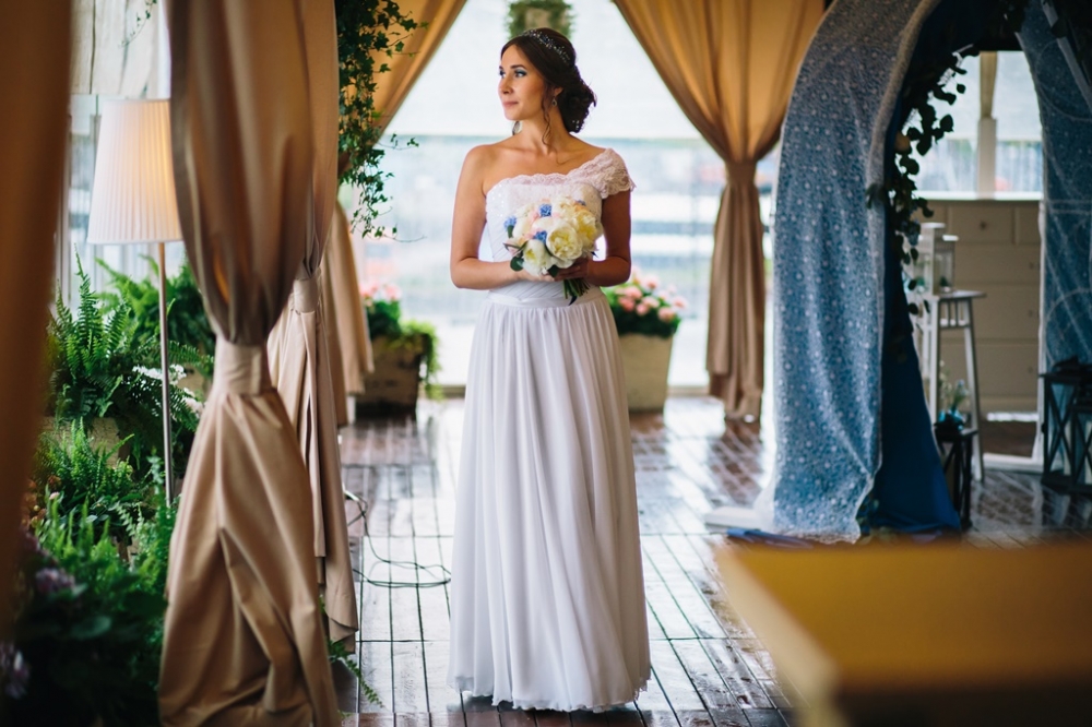 Букет невесты с пионами, диантусом, дельфиниумом и эвкалиптом.