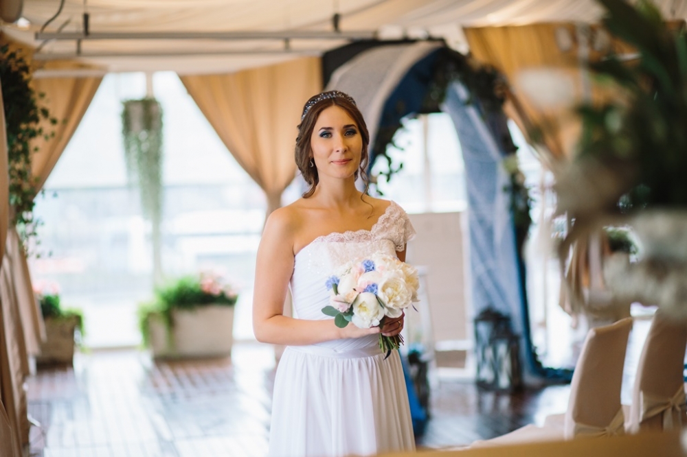 Букет невесты с пионами, диантусом, дельфиниумом и эвкалиптом.