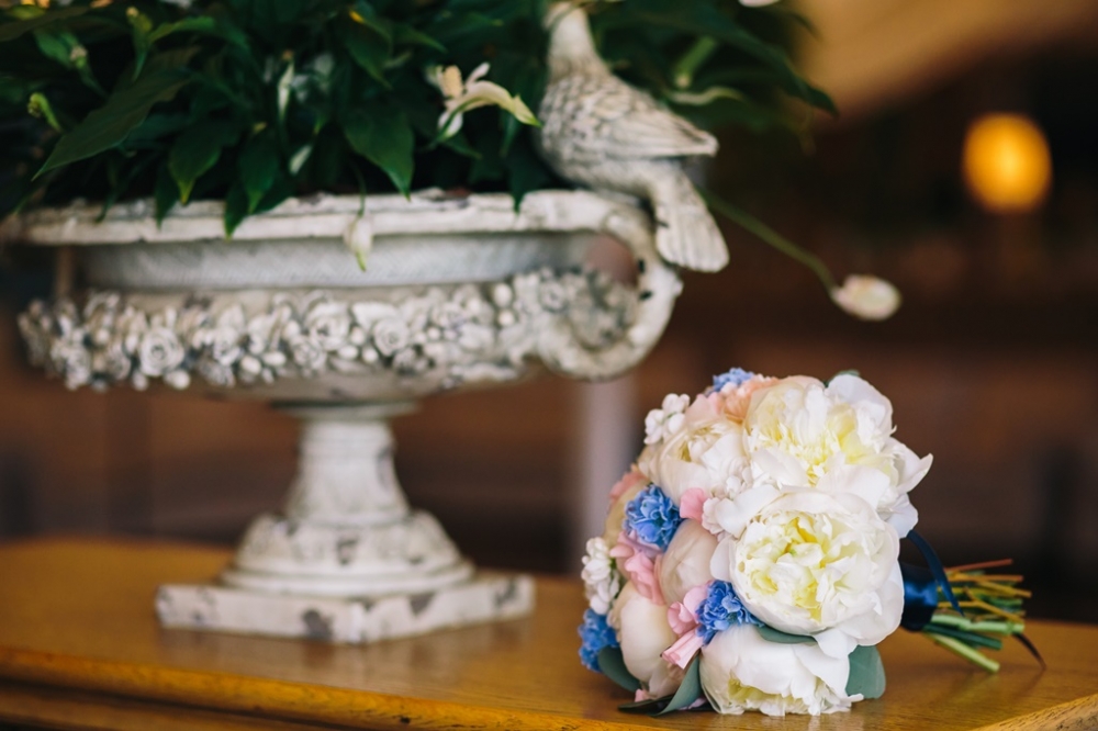 Букет невесты с пионами, диантусом, дельфиниумом и эвкалиптом.