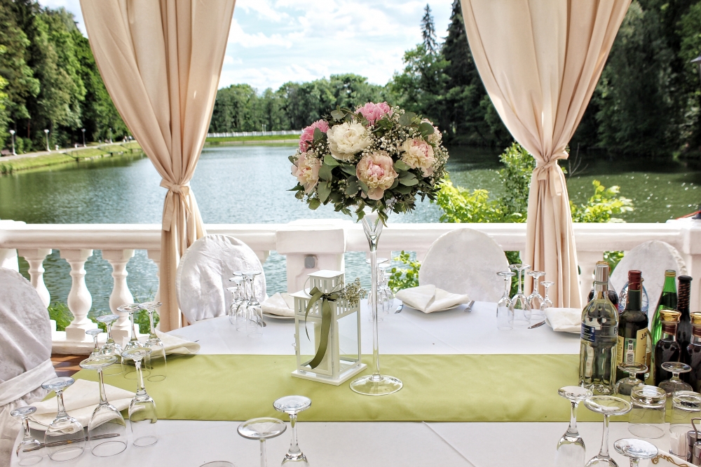 Полевая свадьба в Снегирях, композиция на стол для гостей - эвкалипт, гипсофила, пионы, хедера