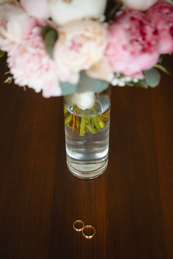 Полевая свадьба в Снегирях, букет невесты из пионов Сара Бернар